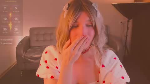 Snapshot of foxy_jpg chatting on 02-11-25, 11:44 Sue online show from 02-11-25, 11:44