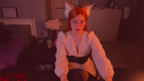 Snapshot of foxy_jpg chatting on 11-17-25, 10:04 Sue online show from 11-17-25, 10:04