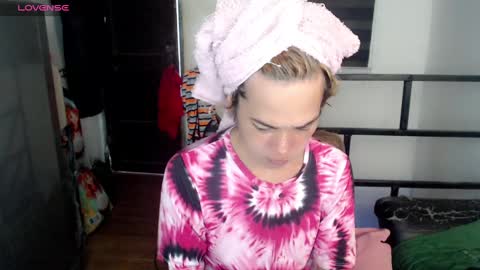 Snapshot of foxyinnocentstar chatting on 02-22-25, 09:01 jenny online show from 02-22-25, 09:01