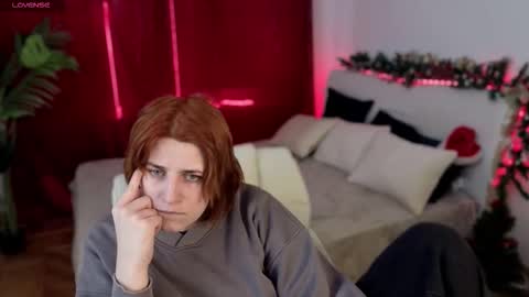 Snapshot of foxyrayy chatting on 11-25-25, 08:58 F O X online show from 11-25-25, 08:58