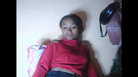 Snapshot of francine925426 chatting on 10-19-25, 04:07 francine925426 online show from 10-19-25, 04:07