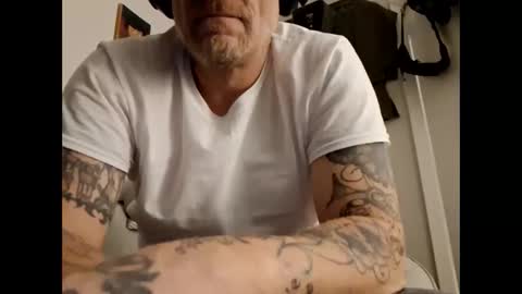 Snapshot of frankieblueeyes30 chatting on 01-19-26, 09:57 Blue eyed tatted Daddy online show from 01-19-26, 09:57