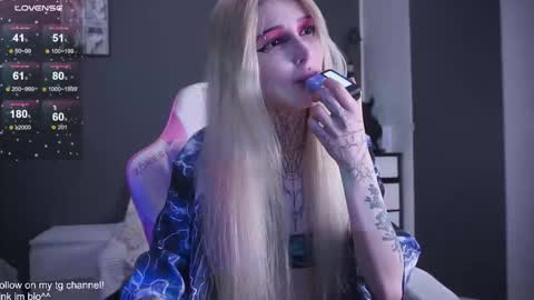 Snapshot of fraulein_mooon chatting on 11-19-25, 02:44 Asya UwU online show from 11-19-25, 02:44