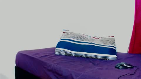 FreakyScarlet00 online show from 11-08-25, 05:40