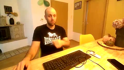 Snapshot of freddow chatting on 10-20-25, 12:16 freddow online show from 10-20-25, 12:16
