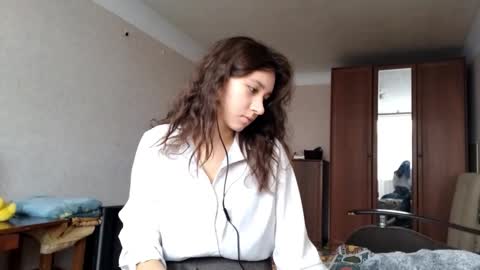 Mia online show from 10-18-25, 07:20