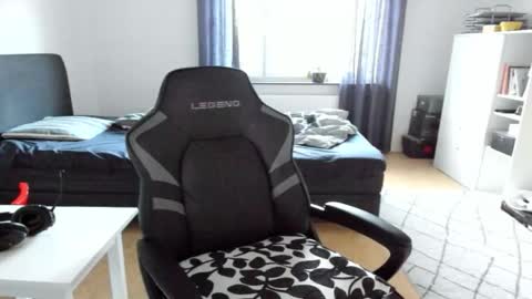 Snapshot of fredrik386959 chatting on 12-17-25, 01:28 Fredrik online show from 12-17-25, 01:28