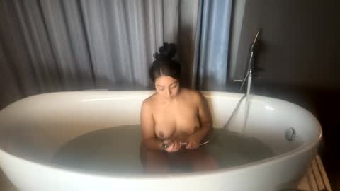 Snapshot of freesoulmovement chatting on 12-19-24, 04:13 jasmineandaladin69 online show from 12-19-24, 04:13