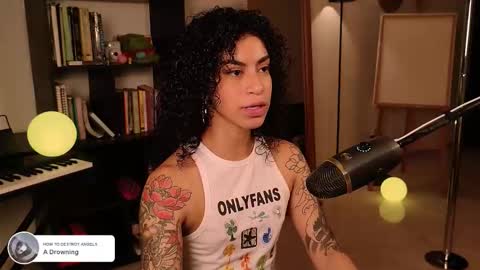 Snapshot of fresatanica chatting on 11-12-25, 02:12 Vale online show from 11-12-25, 02:12