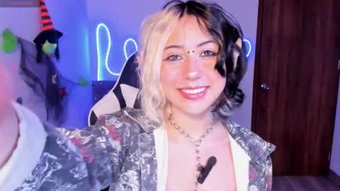 Snapshot of frida_lassi_ chatting on 10-27-25, 12:42 frida_lassi_ online show from 10-27-25, 12:42