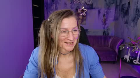 Frida Tander online show from 01-06-25, 03:19