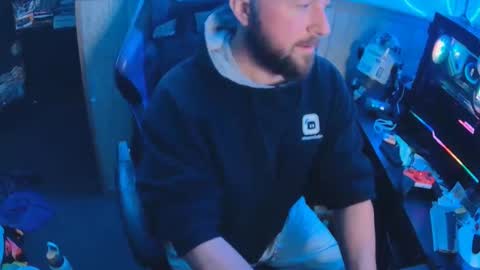 Snapshot of fufupop chatting on 10-19-25, 09:37 fufupop online show from 10-19-25, 09:37