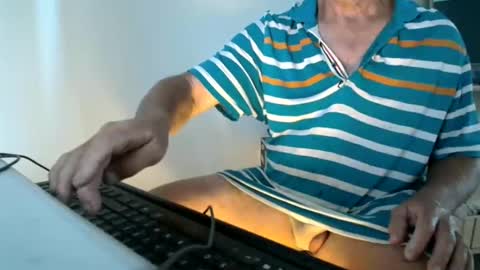Snapshot of fullballbag chatting on 12-11-24, 10:49 fullballbag online show from 12-11-24, 10:49