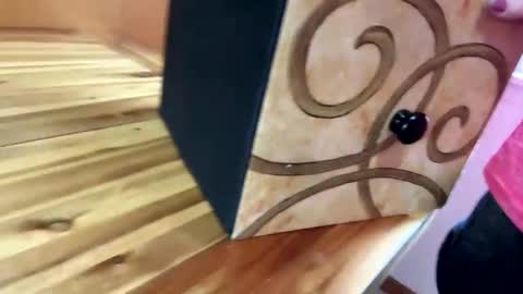 Linnys Palace online show from 10-29-25, 05:14