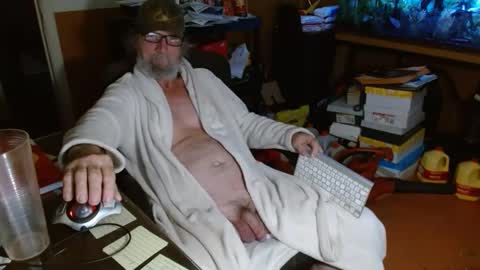 Snapshot of funmike2000 chatting on 12-22-24, 01:00 mike online show from 12-22-24, 01:00