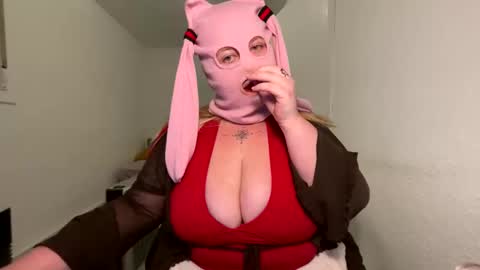 Snapshot of gapetrainee chatting on 11-17-25, 10:15 gapetrainee online show from 11-17-25, 10:15