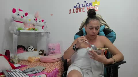 Snapshot of gatitasexy_hot_wet4u chatting on 01-22-25, 01:31 Mfe online show from 01-22-25, 01:31