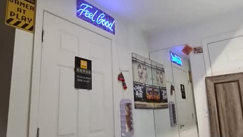 Snapshot of geekedoutlabs chatting on 10-10-25, 08:35 Zanecubano online show from 10-10-25, 08:35