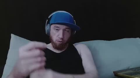 Snapshot of genitalwars chatting on 12-18-25, 04:07 genitalwars online show from 12-18-25, 04:07