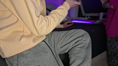 A  A online show from 03-01-25, 03:43