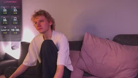 Snapshot of gethigh_ chatting on 09-11-25, 07:25 Liz and Mark online show from 09-11-25, 07:25