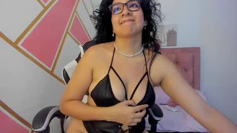 Snapshot of gia_cutee chatting on 09-12-25, 04:01 Gia online show from 09-12-25, 04:01