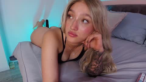 Snapshot of giaa_ross chatting on 01-22-25, 02:35 Gia online show from 01-22-25, 02:35