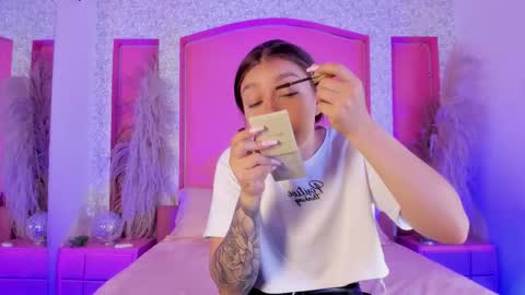 Snapshot of giaa_ross chatting on 11-11-25, 01:22 Gia online show from 11-11-25, 01:22