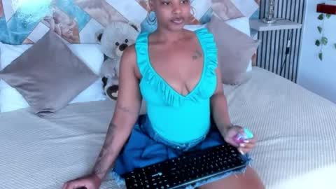 Snapshot of gigi_mane chatting on 10-18-25, 07:03 gigi_mane online show from 10-18-25, 07:03