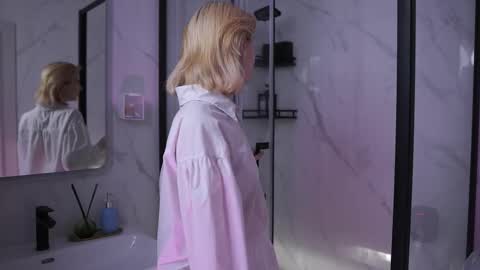 Gin online show from 11-15-25, 06:33