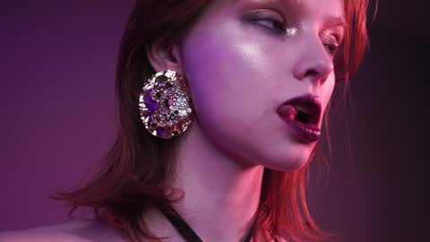        im expecting 350 thumbs up on my altar   online show from 12-22-24, 10:15