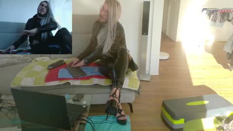 Snapshot of gingerpink1911 chatting on 12-17-25, 12:11 GingerPink online show from 12-17-25, 12:11