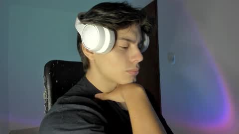 Snapshot of gio_russo chatting on 10-24-25, 04:20 GioRusso online show from 10-24-25, 04:20