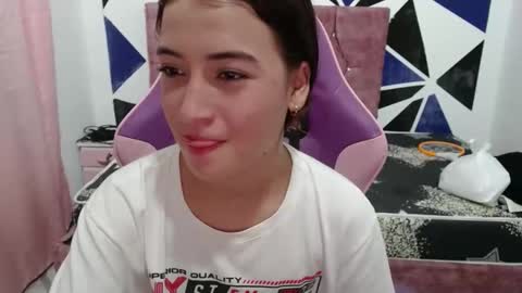 Snapshot of girl_princess18 chatting on 11-06-25, 02:45 girl_princess18 online show from 11-06-25, 02:45