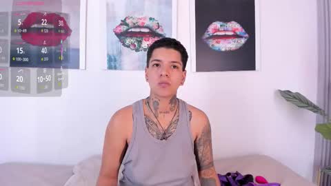 girls_inlove online show from 10-31-25, 11:44