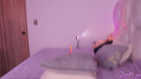 Snapshot of giselle_js chatting on 02-13-25, 06:59 Instagram gisellee 22 online show from 02-13-25, 06:59