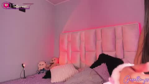 Snapshot of giselle_js chatting on 02-28-25, 10:50 Instagram gisellee 22 online show from 02-28-25, 10:50