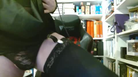 Snapshot of gizmox_ chatting on 03-06-25, 05:00 GizmoX online show from 03-06-25, 05:00