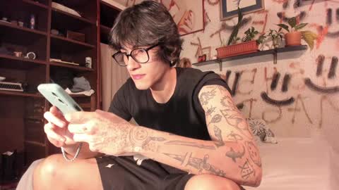 Snapshot of gladiattoor chatting on 12-20-24, 02:08 edward online show from 12-20-24, 02:08