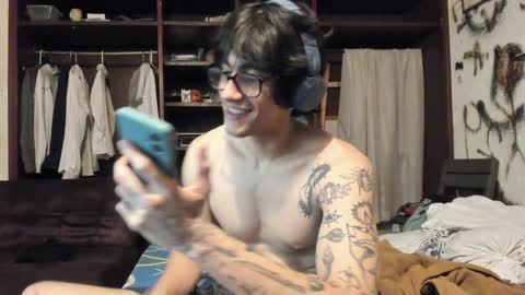 Snapshot of gladiattoor chatting on 12-22-24, 02:49 edward online show from 12-22-24, 02:49