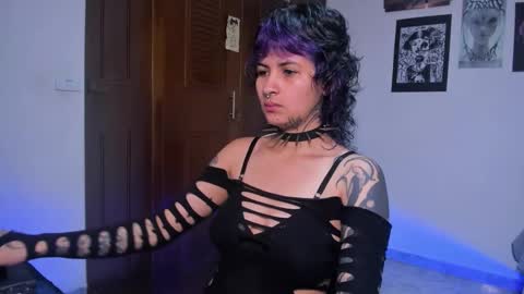 Snapshot of glitch_doll chatting on 12-05-25, 04:36 NYX online show from 12-05-25, 04:36