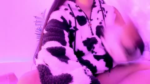 Mimi online show from 10-11-25, 04:49