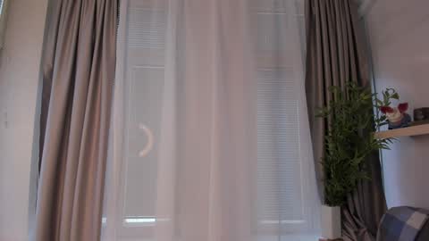 Snapshot of glowhub_ chatting on 02-20-26, 09:43 Ann Eliz and Gigi online show from 02-20-26, 09:43