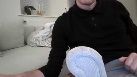 Snapshot of gnusmas4you chatting on 12-17-25, 07:42 Gnusmas4you online show from 12-17-25, 07:42