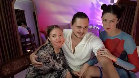 Snapshot of goddess_marylin chatting on 10-29-25, 03:42 330 UTC2 girls online show from 10-29-25, 03:42