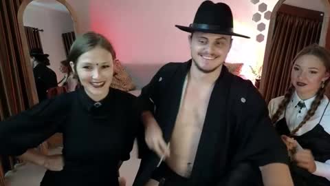 Snapshot of goddess_marylin chatting on 10-30-25, 04:47 330 UTC2 girls online show from 10-30-25, 04:47