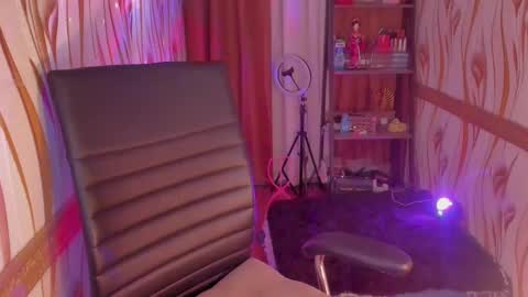 Snapshot of goddessbarbiecum4u chatting on 12-10-24, 02:27 Barbie Brown online show from 12-10-24, 02:27