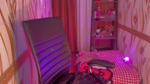 Snapshot of goddessbarbiecum4u chatting on 01-21-25, 07:47 Barbie Brown online show from 01-21-25, 07:47