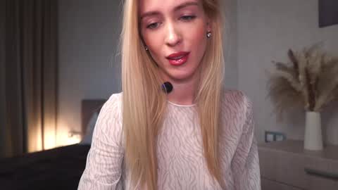 Snapshot of gold_blond chatting on 12-11-24, 06:14 Olivia online show from 12-11-24, 06:14