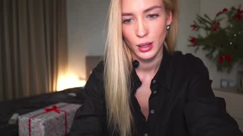 Snapshot of gold_blond chatting on 12-20-24, 10:05 Olivia online show from 12-20-24, 10:05